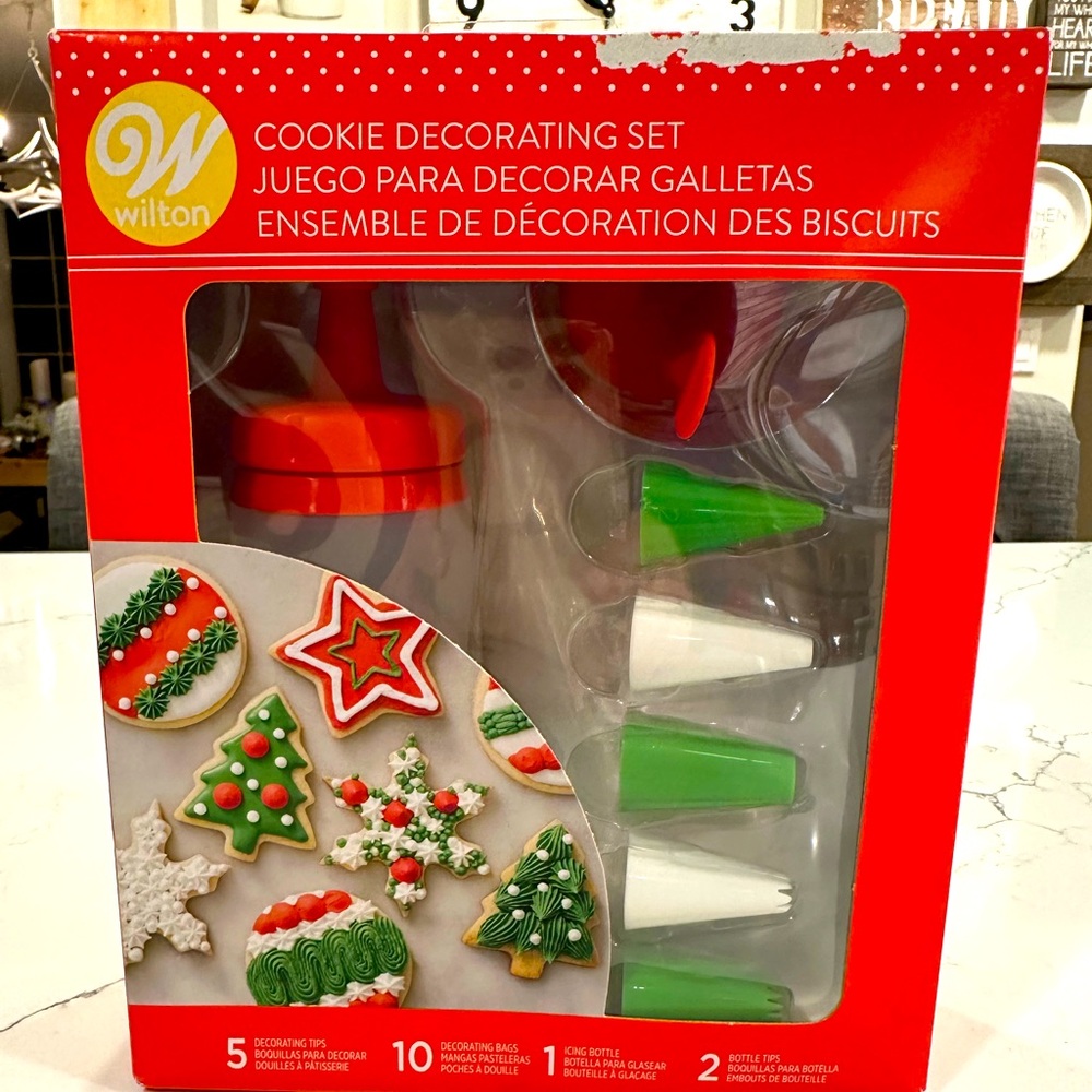 NWT Wilton Cookie Decorating Set